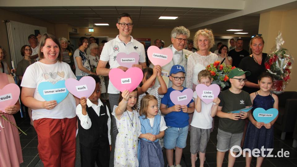 Das Brautpaar mit einigen Kindern der Grundschulklasse 1a und einigen Eltern. Bild: kro