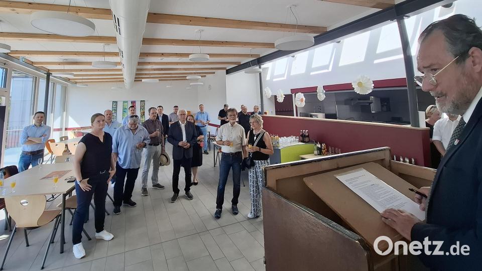 Die Modernisierung des Schulgebäudes an der Kemnather Straße ist ein Großprojekt der Stadt Nabburg, das sich auf mehrere Jahre verteilt hat. Bei der Einweihung zieht Bürgermeister Frank Zeitler (rechts) Bilanz. Bild: jua