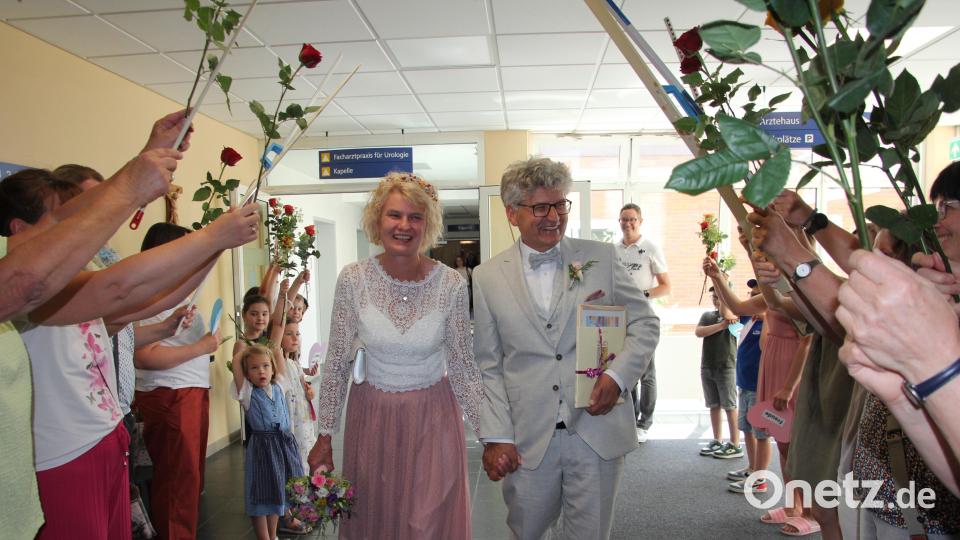 Volle Freude verlassen Anna und Kurt Weiß nach ihrer Trauung die Krankenhauskapelle. Bild: kro