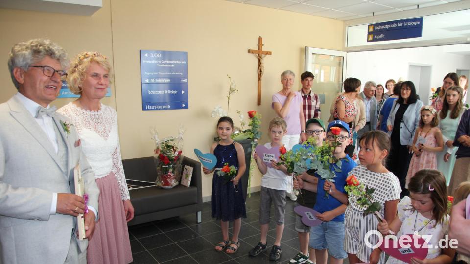 Einige Kinder der Grundschulklasse 1a tragen dem Brautpaar Gedichte vor. Bild: kro