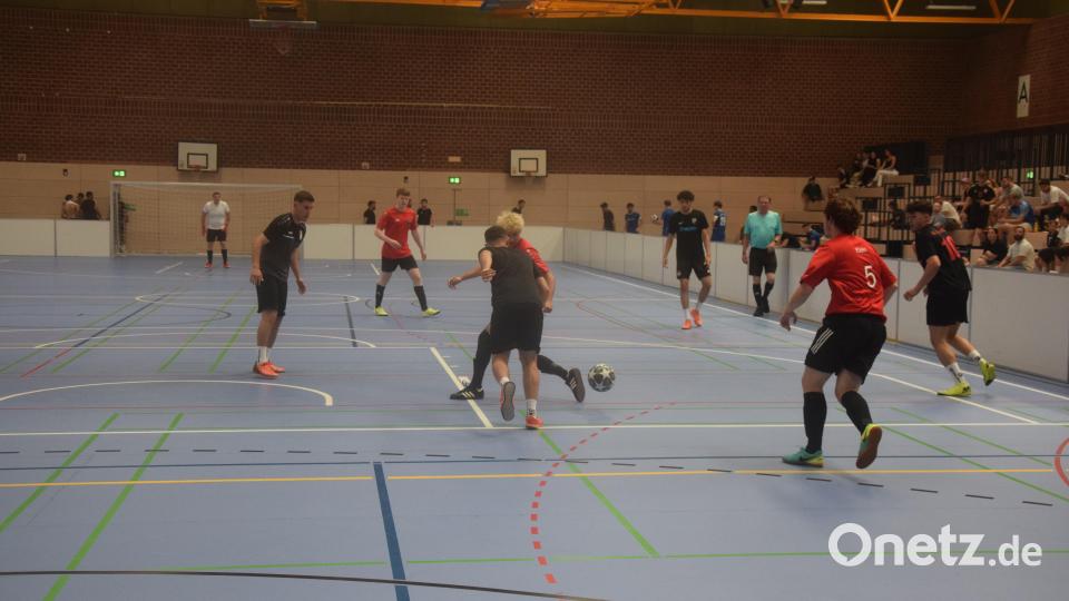 15 Hobbyteams spielten beim Allstars-Cup in der Mehrzweckhalle. Bild: fz
