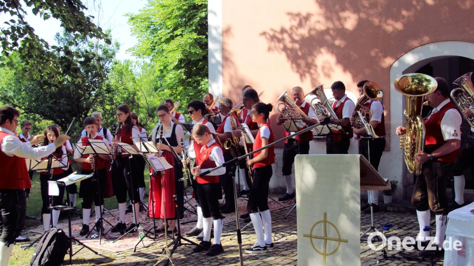 Die Blaskapelle „St. Ägidius“ umrahmte den Gottesdienst auf dem Kreuzberg bei Schmidmühlen. Bild: bjo