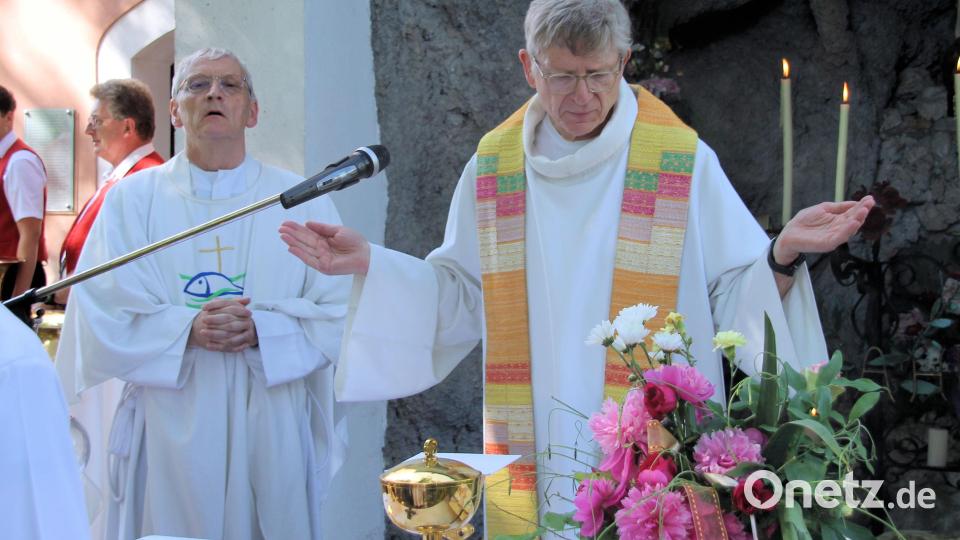 Pfarrer Norbert Große (links) und Pater Meinolf von Spee von den Salesianern in Ensdorf (rechts) feierten den Gottesdienst auf dem Kreuzberg. Bild: bjo