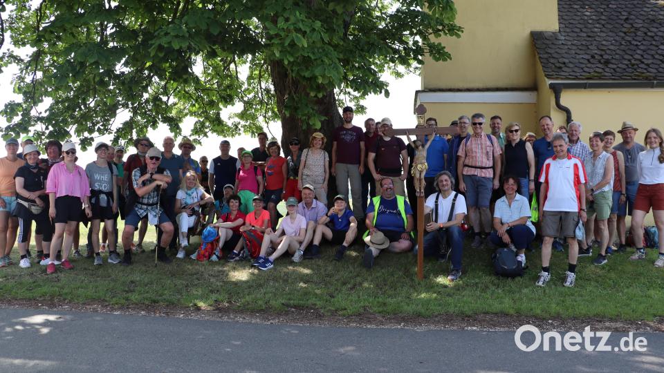 Die Wallfahrer beim Halt vor der Kapelle Berghausen. Bild: mrr