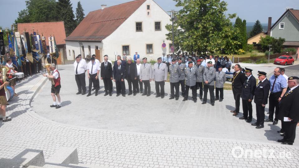 Ehrenakt beim Veteranentag und Kreiskriegertreffen in Leuchtenberg am Kriegerdenkmal. Bild: fz
