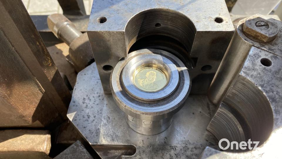 Eine während des Marktes frisch geprägte Medaille noch in der Präge liegend. Bild: aub