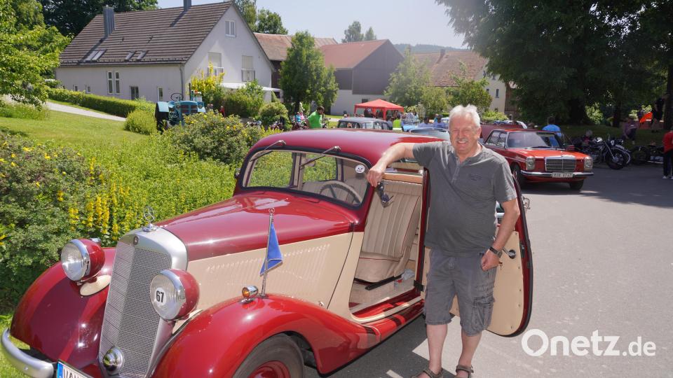 Stolz präsentiert der Waldthurner Albert Lindner seinen Mercedes 170. Der Oldtimer und sein Fahrer sind bei der tschechischen &quot;25. Sascha-Kolowrat-Fahrt&quot; mit dabei. Bild: fvo