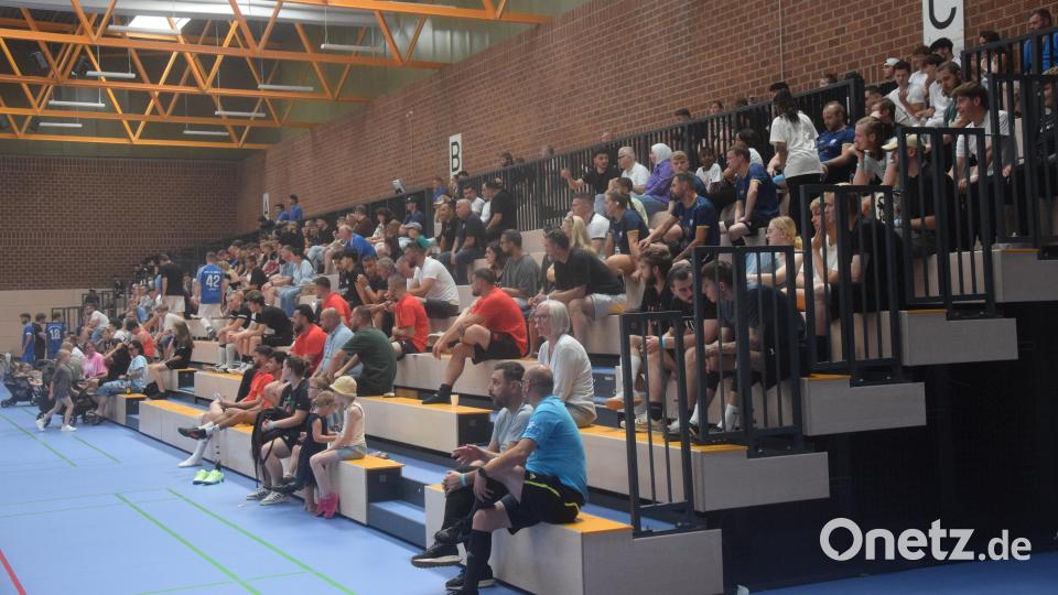 Relativ viele Zuschauer verfolgten auf der Tribüne den ganzen Tag das Turnier. Bild: fz
