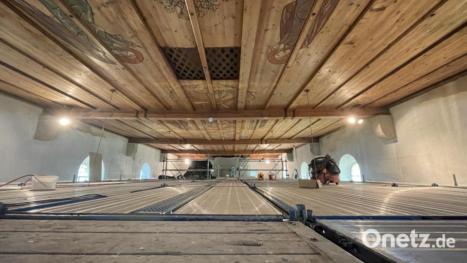 Die Decke der St. Barbara Kirche wurde professionell abgewaschen, um die Deckenmalereien wieder in altem Glanz erstrahlen zu lassen. Bild: Lukas Büchold