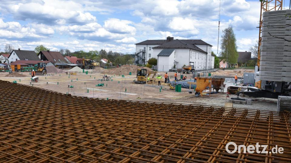 Weil das Grundstück groß ist, kann der Betrieb im alten Seniorenheim (im Hintergrund) weitergehen, bis der Neubau fertig ist. Bild: Stephan Huber
