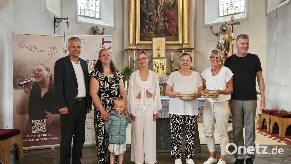 Über eine gelungene Benefizveranstaltung freuten sich (von links) Schirmherr Thomas Meiler, die Mitwirkenden Bettina Mildner und Marlene Götz, Christine Schwepesch und Manuela Landgraf vom Kindergarten St. Franziskus und Organisator Wolfgang Göldner. Bild: Michael Apel