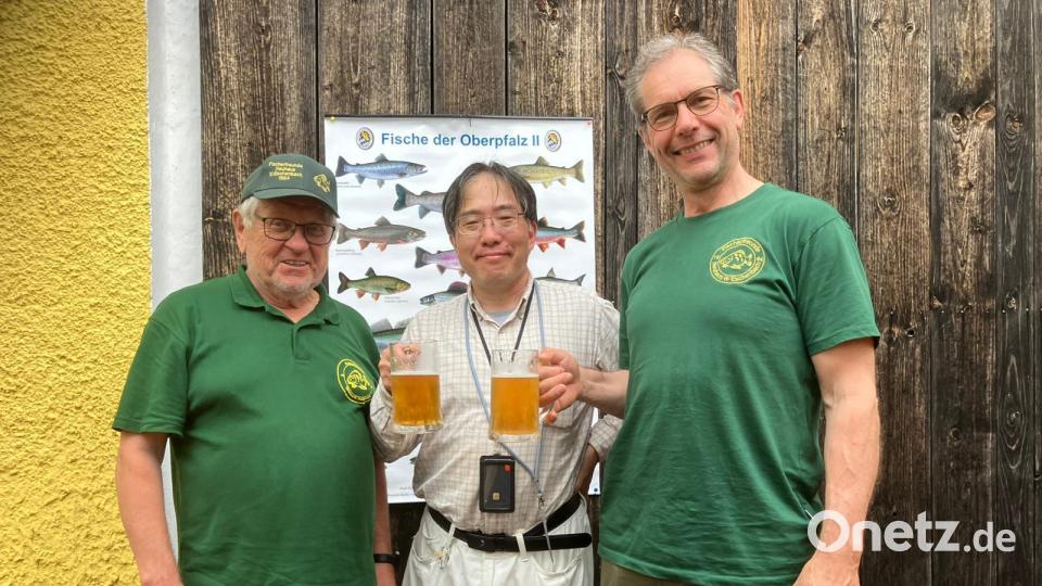 Den &quot;Bierreisenden&quot; Akihiro Fuchigami (Mitte) aus Japan begrüßten Fischerfreunde-Vorsitzender Josef Albrecht und Kassier Thomas Weiss ganz besonders beim traditionellen Fischerfest. Bild: Reinhard Sertl