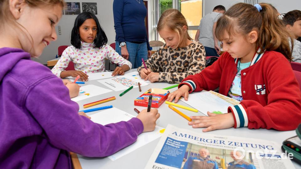 Nachdem sie gelernt hatten, wie eine Zeitung entsteht, haben die Barbaraschüler das gleich selbst ausprobiert: Sie haben eine Kinderseite für alle gedruckten Ausgaben von Oberpfalz-Medien am 22. Mai gestaltet. Bild: Petra Hartl