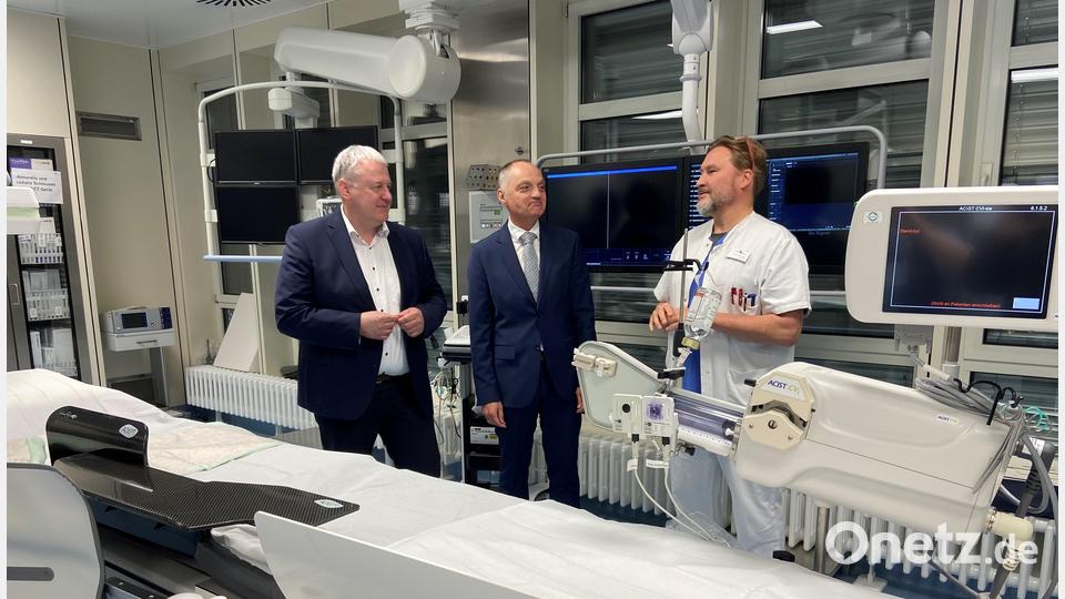 Krankenhaus St. Anna Sulzbach-Rosenberg mit (von links) Landrat Richard Reisinger, Vorstand Roland Ganzmann und Ärztlicher Direktor Klaus Nester Archivbild: ass