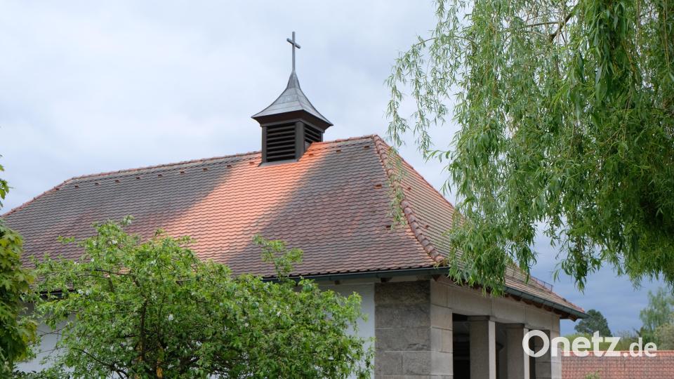 Das Mesnerhaus in der Friedhofanlage wurde mit einer elektrischen Glocke bereichert. Bild: Fred Lehner