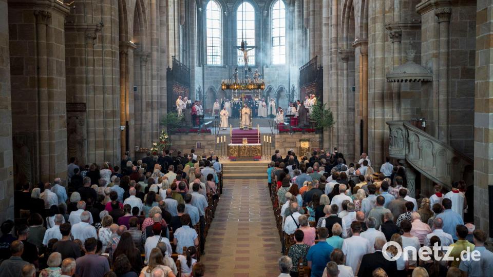 Das Fronleichnamsfest wurde in Bamberg mit einem Gottesdienst und einer Prozession gefeiert. Bild: Daniel Vogl/dpa