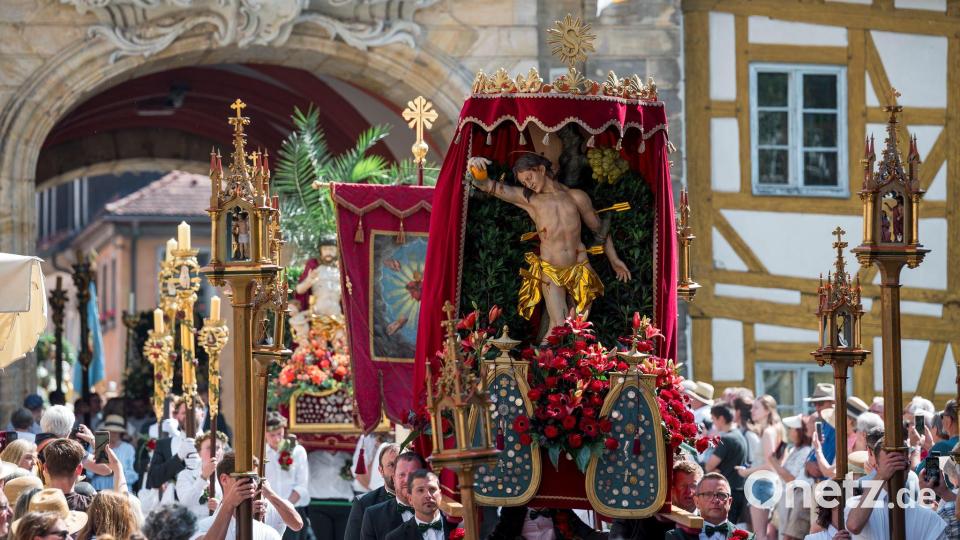 An Fronleichnam zeigt die katholische Kirche vielerorts Prunk und Pracht. Bild: Daniel Vogl/dpa