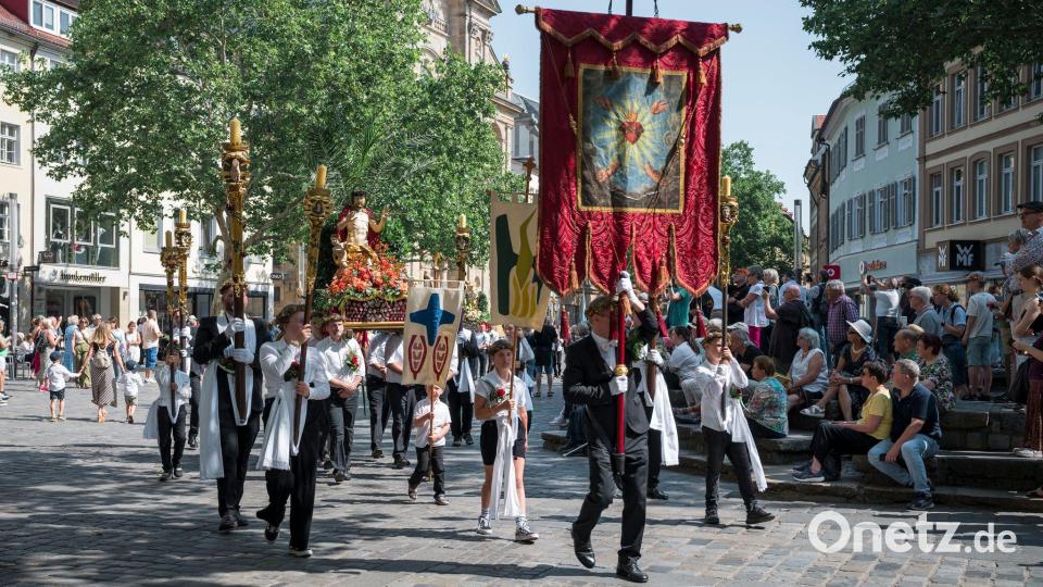 Die Fronleichnamsprozession zieht durch die Innenstadt von Bamberg. Bild: Daniel Vogl/dpa