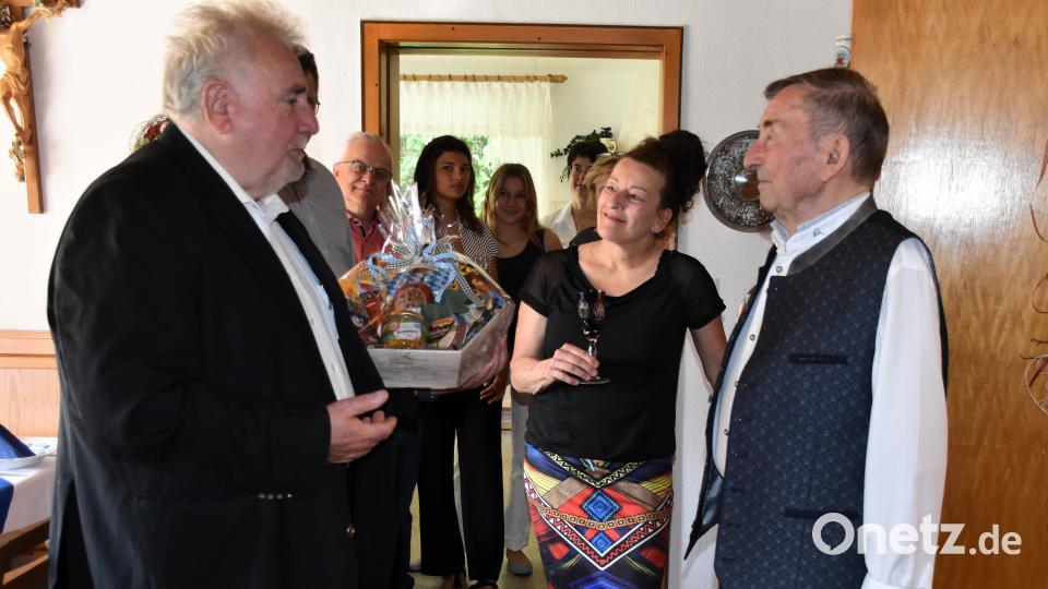 Zweiter Bürgermeister Peter Gold überreichte dem Jubilar Joseph Ott (vorne v. li.) zum 90. Geburtstag einen großen Geschenkkorb und überbrachte die Glückwünsche der Stadt Tirschenreuth. Bild: ubb