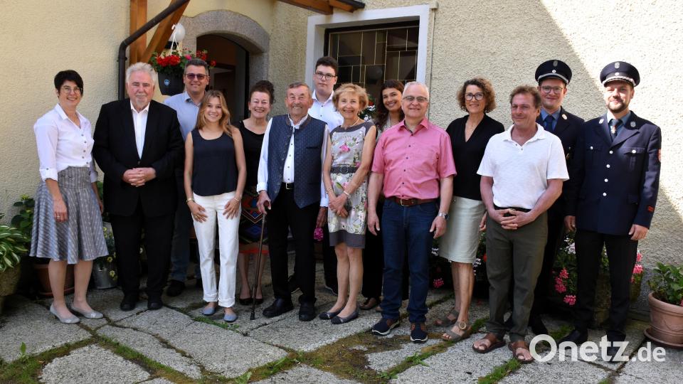 Gemeinsam mit seiner Familie, Zweitem Bürgermeister Peter Gold (2 v. li.) und einer Abordnung der Feuerwehr Lengenfeld (re.) feierte Joseph Ott (4. v. li.) in seinem Heimatort Pilmersreuth an der Straße seinen Jubeltag. Am Samstag geht es weiter in einer Hütte bei Bärnau mit noch mehr Gästen. Bild: ubb