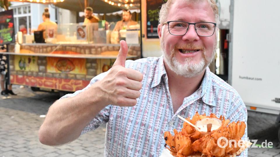 Diesem Herren hier schmeckte das Essen am Altstadtfest in Amberg 2024 sichtlich. Er findet bestimmt auch heuer wieder den für ihn richtigen Leckerbissen. Bild: Petra Hartl