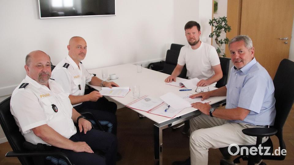 Polizeihauptkommissar Manfred Plößner und Kriminalhauptkommissar Holger Jodlbauer besprachen mit Geschäftsführer Matthias Edtbauer und Bürgermeister Joachim Neuß (von rechts) die Kriminalstatistik für das Jahr 2024. Bild: jma