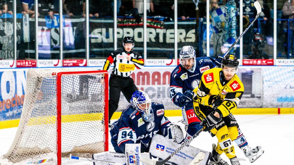 Goalie Marco Wölfl (links) wechselt von den Blue Devils Weiden zu den Hannover Scorpions. Bild: Elke Englmaier