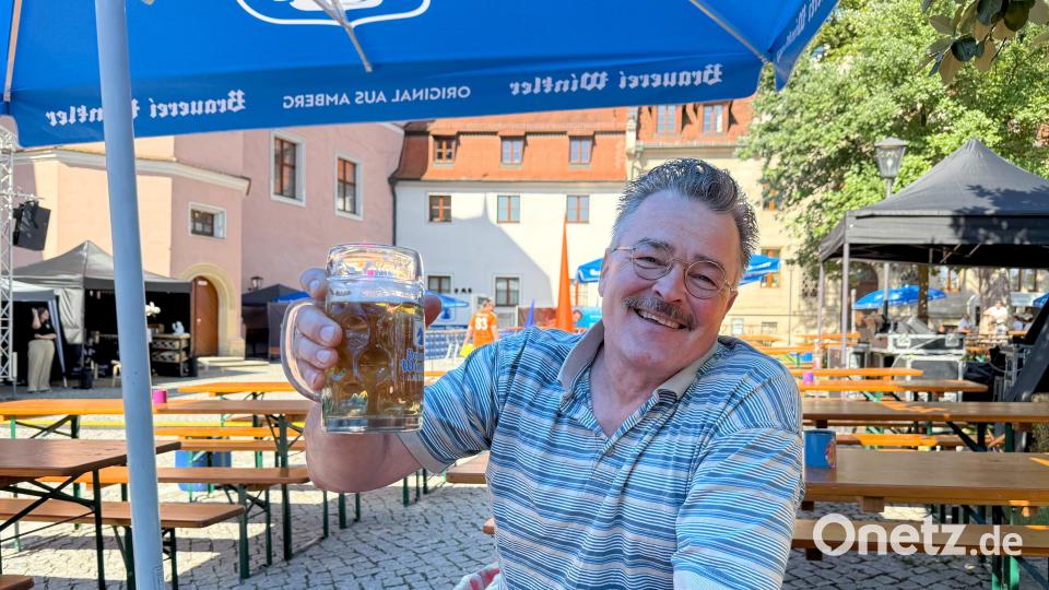 Horst aus Schnaittenbach genoss am Samstag um 10 Uhr schon ein kühles Getränk. Zum Start des Amberger Altstadtfestes war er im Innenhof des Landratsamts einer der ersten Besucher. Bild: Petra Hartl