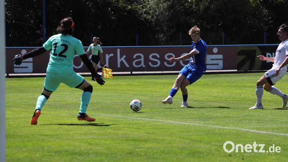 Johannes Janker trifft hier zum 1:0 des SV Etzenricht gegen den oberfränkischen Bezirksligameister FC Vorwärts Röslau Bild: war