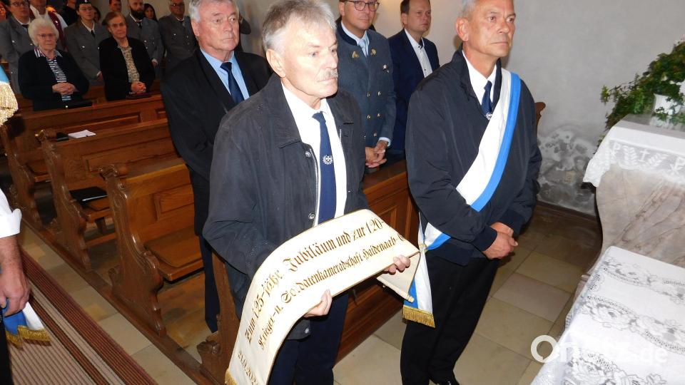 Über 25 Jahre als stellvertretender Vorsitzender hatte Norbert Veigl (links) 2024 anlässlich des 125- jährigen Gründungsjubiläums und 120 Jahre Fahnenweihe mit der Stiftung eines goldenen Fahnenbandes ein immerwährendes Zeichen der Erinnerung - auch an sich - gesetzt. Bild: whü