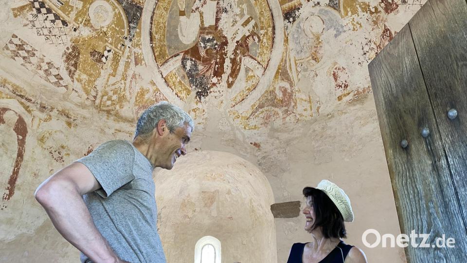 Initiator und Komponist Joan Riera Robusté mit einer Besucherin seiner Klangillumination zu den zwölf Aposteldarstellungen im Karner in Perschen. Bild: aub