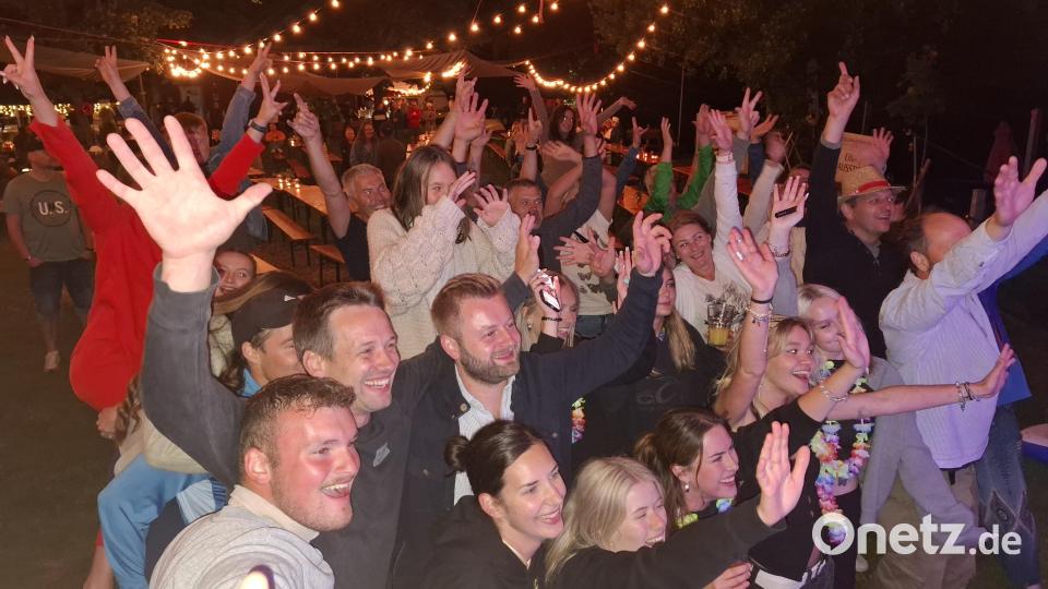 Am späteren Abend ging vor der Bühne die Post ab. Bild: jua