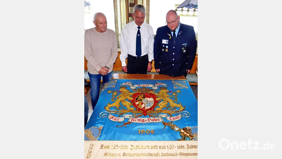 Das letzte Bild von Norbert Veigl bei der Soldatenkameradschaft: Haidenaab. Am Montag, 6. Januar 2025, begutachten Norbert Veigl Vorsitzender Roland Veigl und Kreisvorsitzender Tobias (von links) die für 6700 Euro neu restaurierte Fahne, Bild: whü