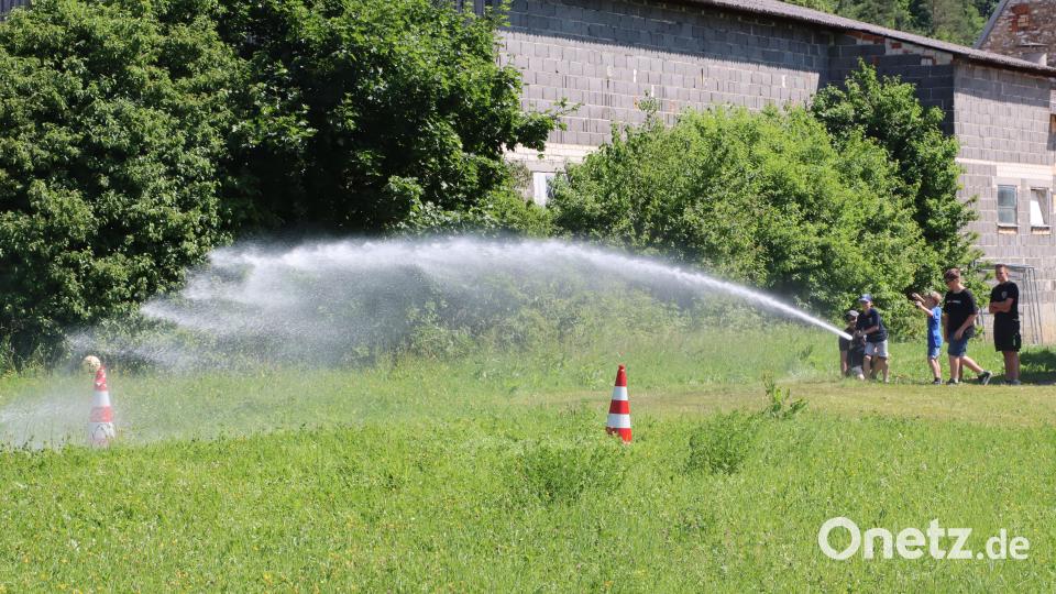 Früh übt sich, wer mal ein großer Feuerwehrmann oder -frau werden möchte Bild: mrr