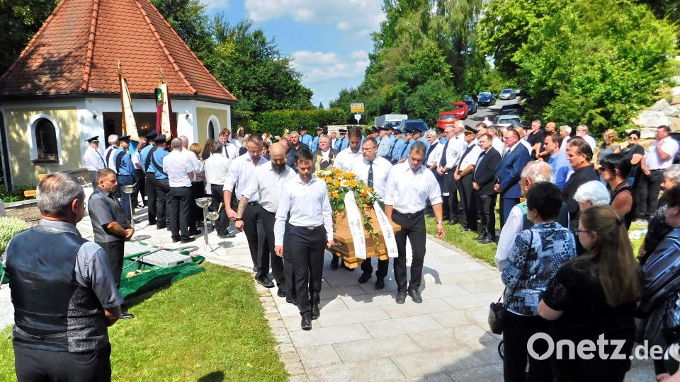 Familienangehörige, Freunde, Vereinsmitglieder, Gemeinderäte und Weggefährten aus der ganzen Region versammelten sich auf dem Friedhof in Haidenaab, um ihm die letzte Ehre zu erweisen – mit bewegenden Worten, tiefem Respekt und sichtbarer Dankbarkeit. Bild: whü