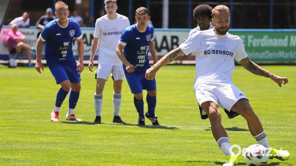 &quot;Miro&quot; Spirek, Neuzugang des SV Vorwärts Röslau aus Bad Kötzting, erzielt mit einem umstrittenen Elfmer den Ausgleichstreffer beim Testspiel der Bezirksligameister in Etzenriccht Bild: war