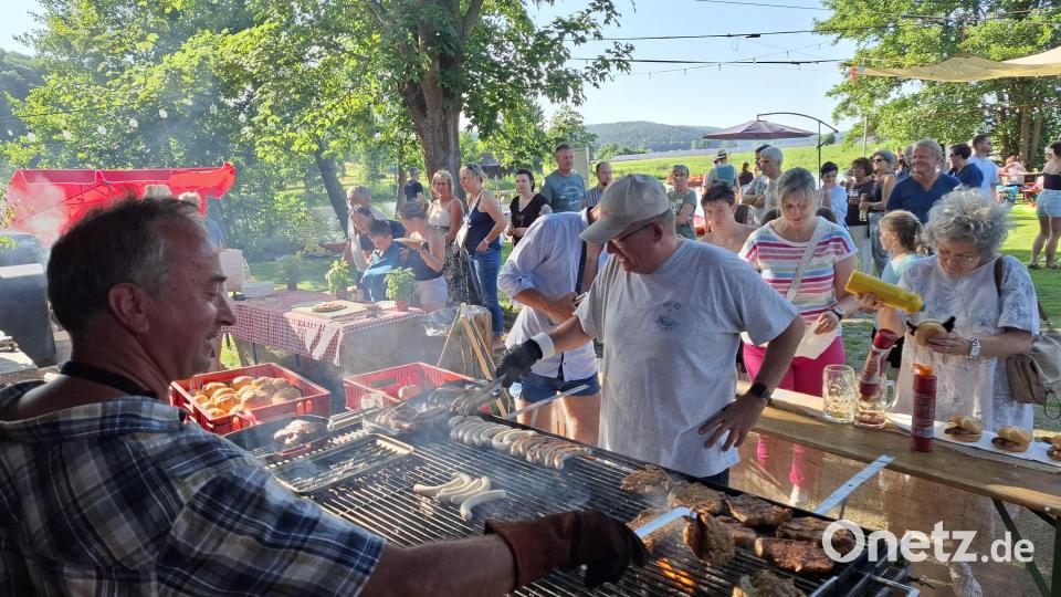 Heißer Job: Am Grill herrschte immer Hochbetrieb. Bild: jua