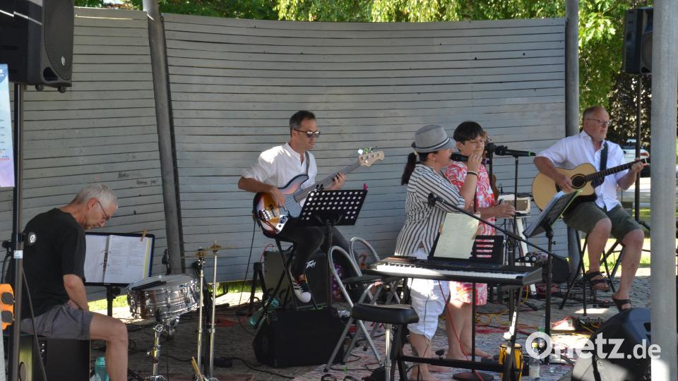 Die im vergangenen Jahr gegründete Band &quot;moCka&quot; begeisterte die Besucher im Stadtpark. Das Ensemble eröffnete den diesjährigen Serenadensommer. Bild: dob