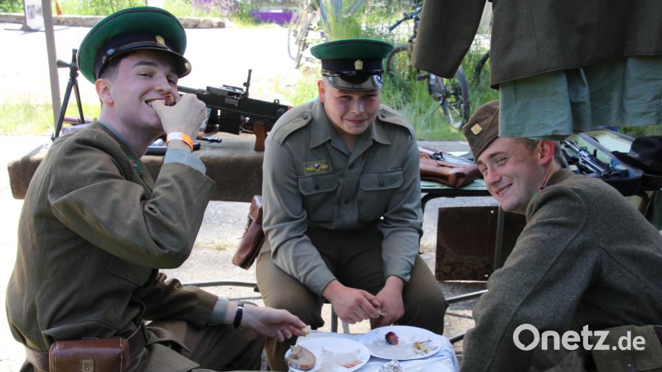 Tschechische Grenzsoldaten beim Picknick. Bild: kro