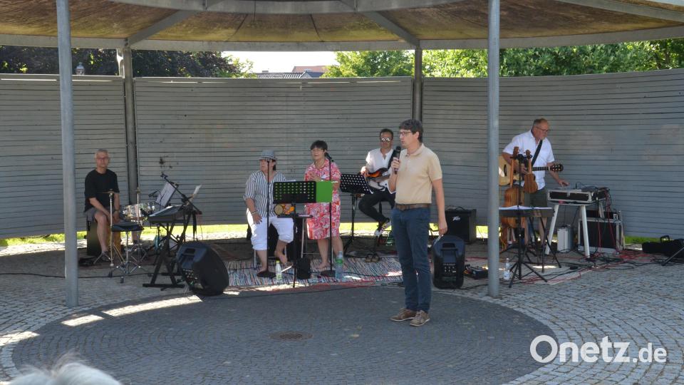 Die im vergangenen Jahr gegründete Band &quot;moCka&quot; begeisterte die Besucher im Stadtpark. Das Ensemble eröffnete den diesjährigen Serenadensommer, zu dem Zweiter Bürgermeister Uli Münchmeier viele Besucher willkommen hieß. Bild: dob