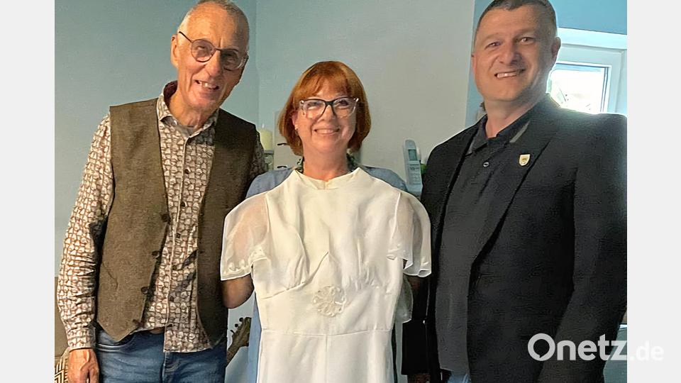Das Brautkleid gibt es noch, da staunt auch Bürgermeister Dietmar Schaller (Rechts). Martin und Agnes Günter freuen sich über die Glückwünsche zur Goldenen Hochzeit. Bild: Dietmar Schaller