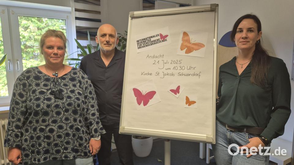 Karin Schmittner, Helmut Würzl (Caritas-Fachambulanz für Suchtprobleme, von links) und Katharina Uschold (Gesundheitsamt Schwandorf) machen auf die Andacht zum „Gedenktag für verstorbene Drogengebrauchende“ am 21. Juli aufmerksam. Bild: Hösamer