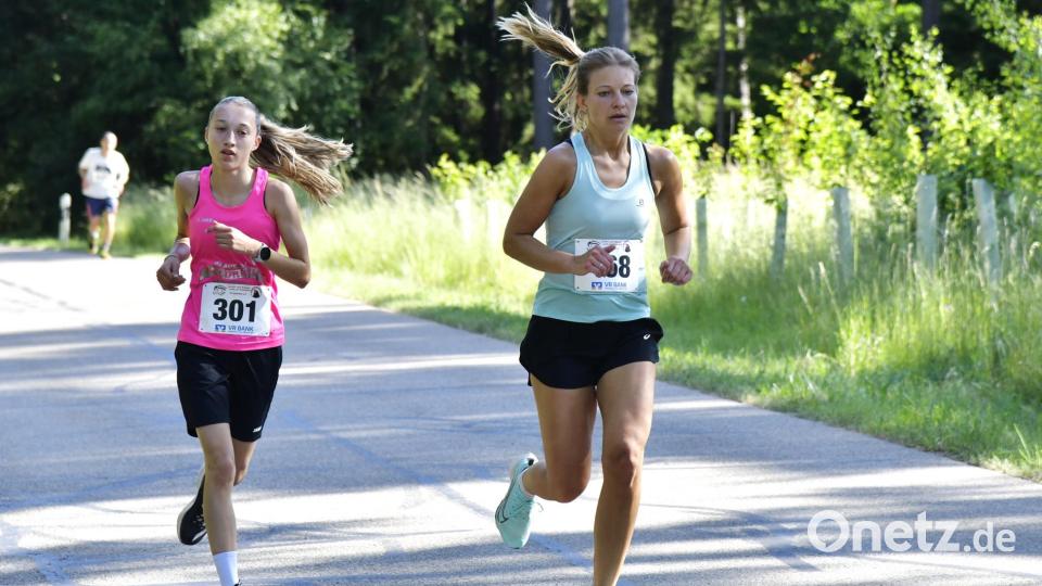 Hanna Hagerer (links) von der LSG Edelsfeld wurde Siegerin bei der Jugend B, ihre Teamkameradin Viola Hagerer (rechts) wurde Siegerin bei den Damen. Bild: Hubert Ziegler