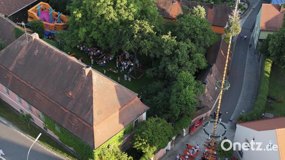 Kirchplatz und Pfarrhof aus der Vogelperspektive. Luftbild: Roland Ried