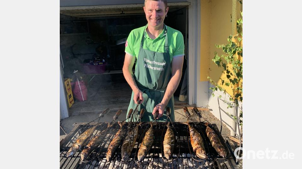 Fischerfreunde mit Zubereitung der Makrelen Bild: tok
