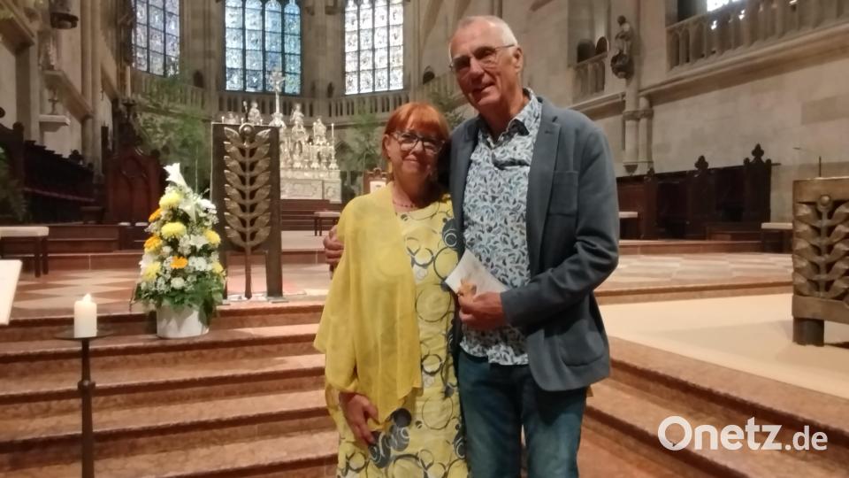 Bei der Ehejubiläumsfeier der Diözese im Regensburger Dom erneuerten Martin und Agnes Günter ihr Eheversprechen von vor 50 Jahren. Bild: privat