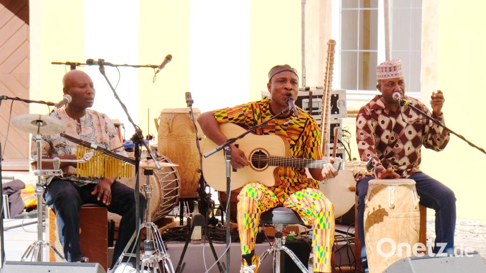 Als Botschafter authentischer afrikanischer Musik begrüßte Konzertmananger Moritz Kellner das Ensemble von Adrjiri Odametey bei einem Open Air im Innenhof des Klosters Speinshart. Bild: do