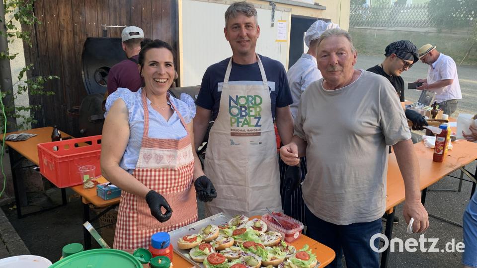 Burger-Zubereitung beim Hutza-Club Bild: tok
