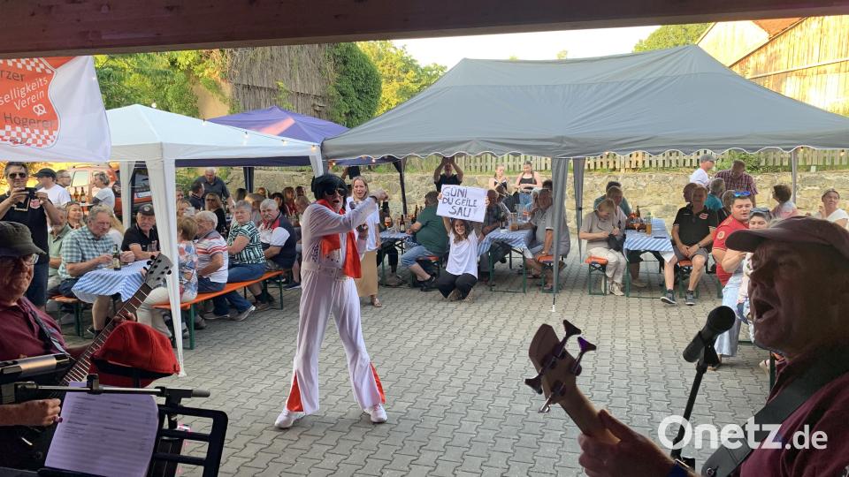 Elvis bei den &quot;Lumpis&quot; im Innenhof des Gasthauses Mois. Bild: tok