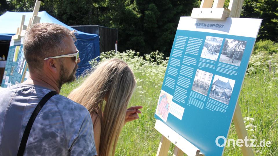 Die Besucher konnten sich an den aufgestellten Schautafeln informieren. Bild: kro